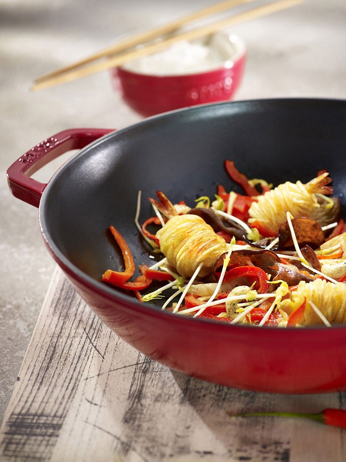 Staub - Chảo Wok Màu Đỏ Cherry - 29cm