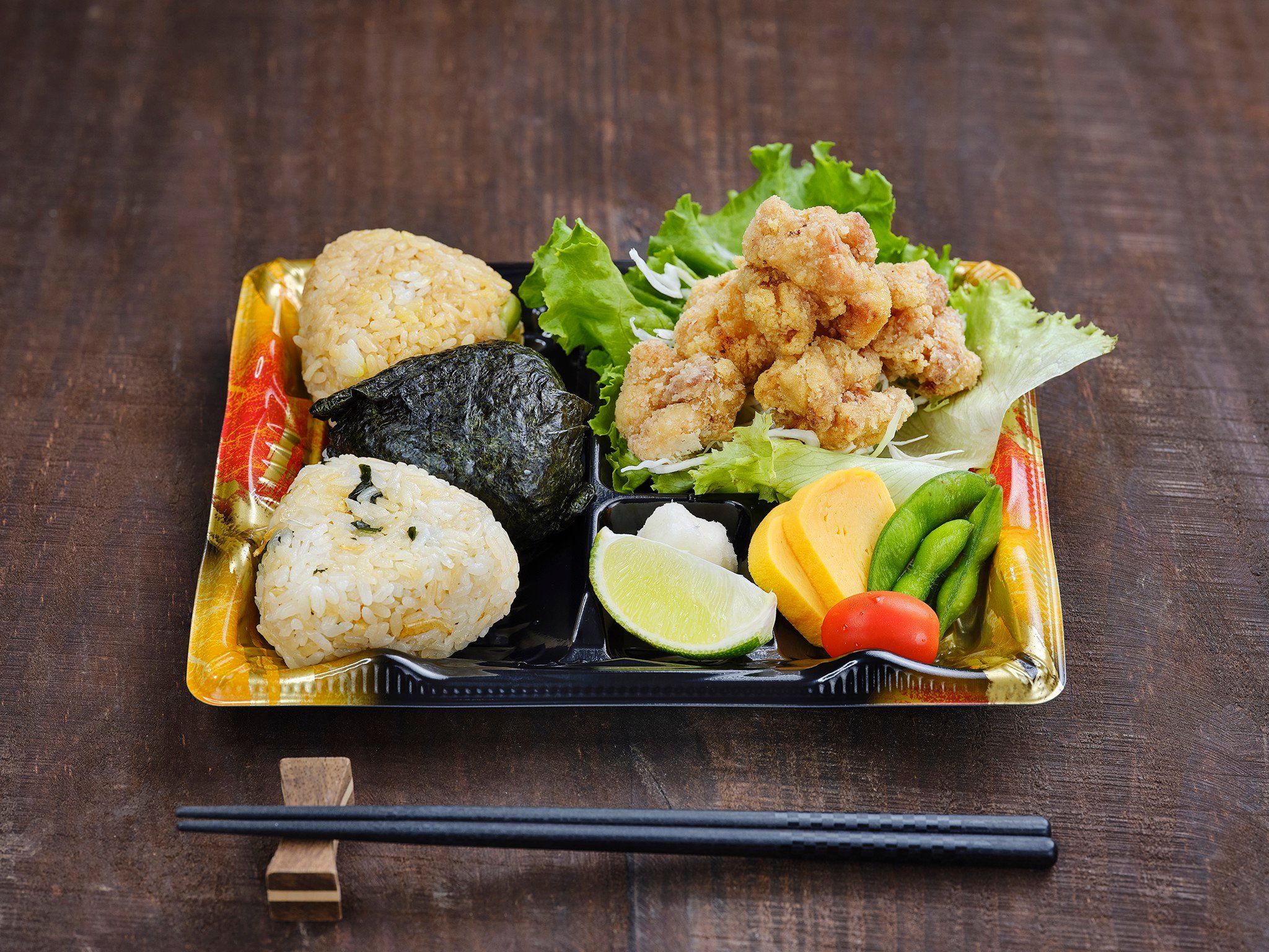 Bento Cơm nắm và gà chiên kiểu Nhật