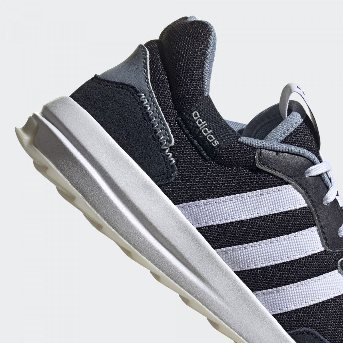 Giày Chạy Nữ Adidas Retrorun FW9545