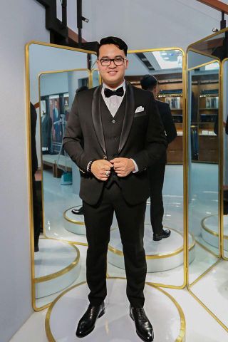 Tuxedo Đen Ôm Dáng Cho Chú Rể Việt