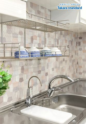 Hệ Tủ Bếp Cao Cấp Treasia Chữ L Màu Trắng Vân Gỗ (VBW) - Nhà Phố Q. Phú Nhuận
