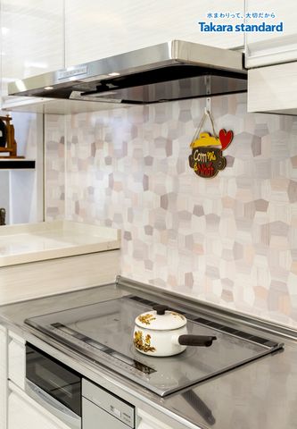 Hệ Tủ Bếp Cao Cấp Treasia Chữ L Màu Trắng Vân Gỗ (VBW) - Nhà Phố Q. Phú Nhuận