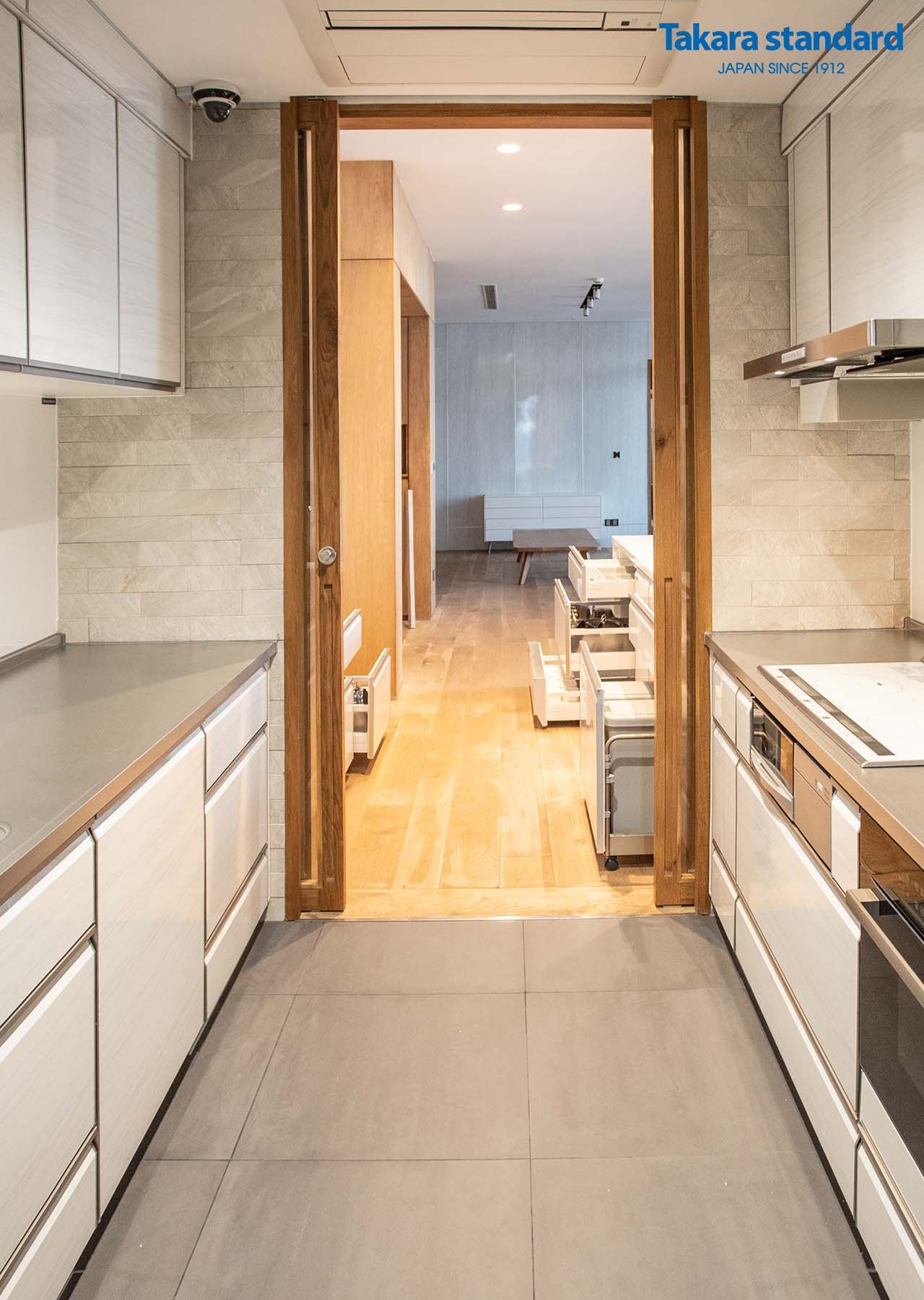 Penthouse Riverpark Premier Phú Mỹ Hưng Quận 7 - Hệ Tủ Bếp Thép Tráng Men Kính Cao Cấp LEMURE Màu LXW