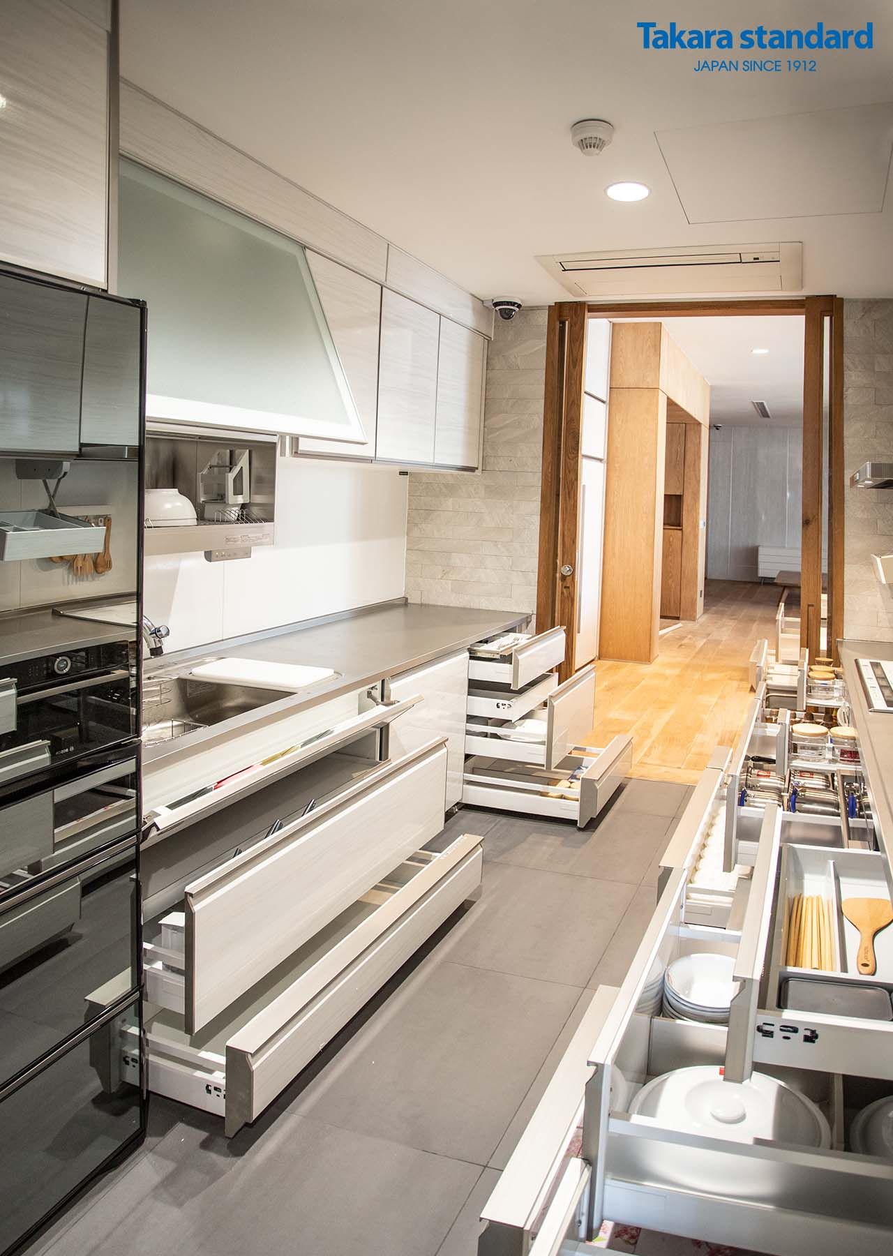 Penthouse Riverpark Premier Phú Mỹ Hưng Quận 7 - Hệ Tủ Bếp Thép Tráng Men Kính Cao Cấp LEMURE Màu LXW