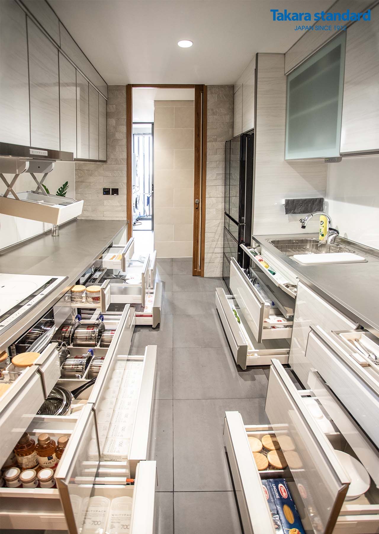 Penthouse Riverpark Premier Phú Mỹ Hưng Quận 7 - Hệ Tủ Bếp Thép Tráng Men Kính Cao Cấp LEMURE Màu LXW