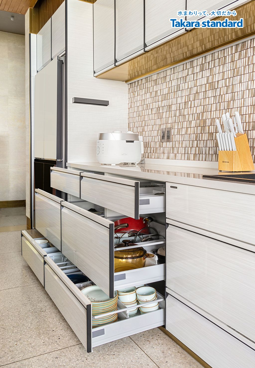 Hệ Tủ Bếp Nhật Bản Treasia Cao Cấp Chữ I - Penthouse Vinhomes Central Park