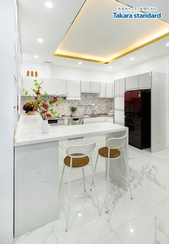 Hệ Tủ Bếp Cao Cấp Treasia Chữ L Màu Trắng Vân Gỗ (VBW) - Nhà Phố Q. Phú Nhuận
