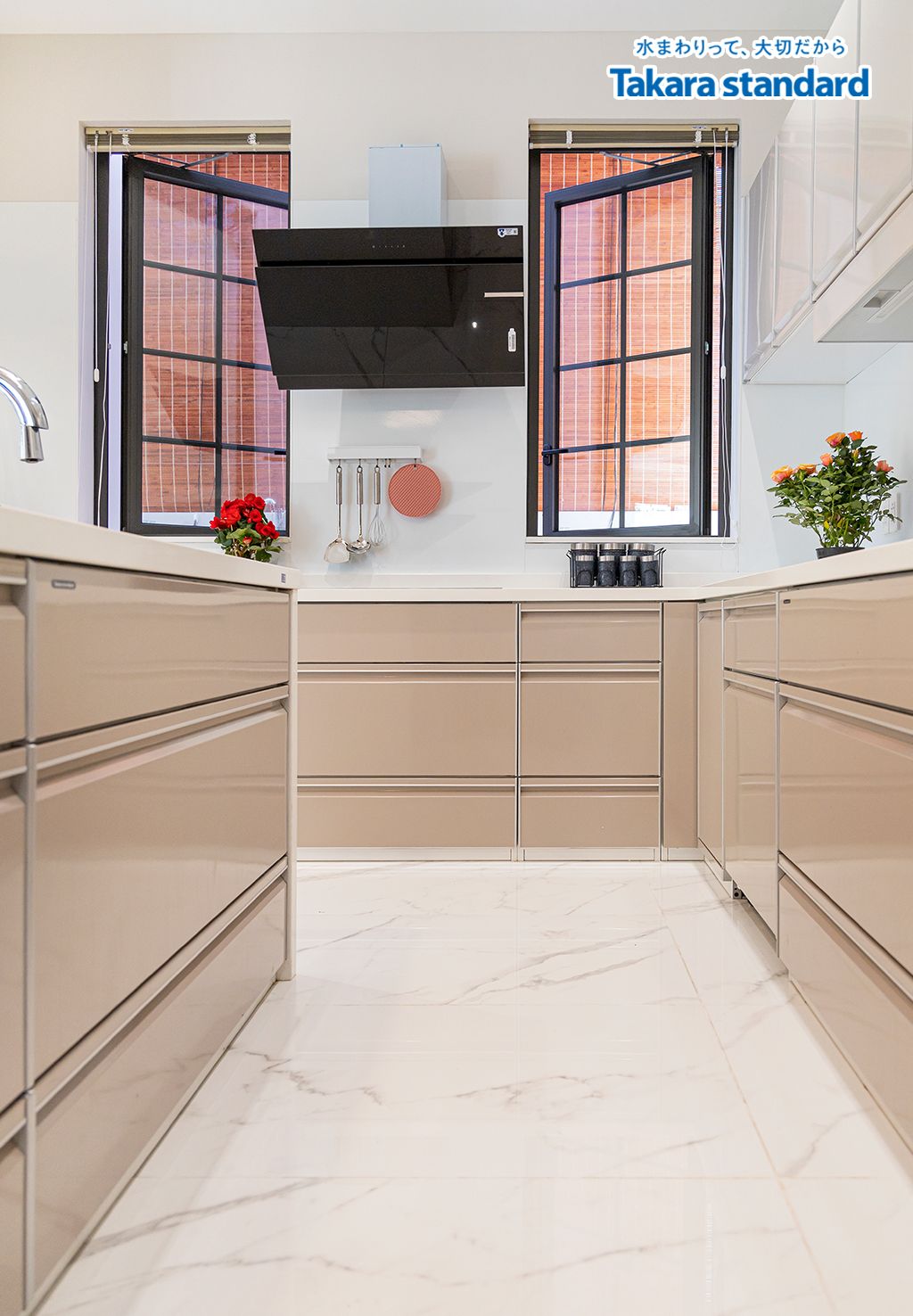 Hệ Tủ Bếp Treasia Cao Cấp Hình Chữ U - Biệt Thự Vinhomes Central Park