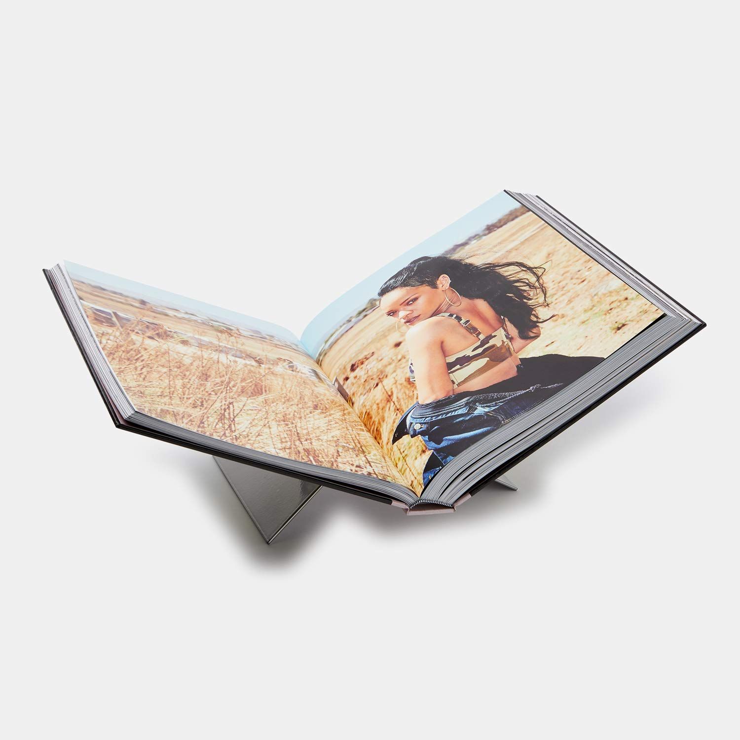 Rihanna_Rihanna_9781838660109_Phaidon