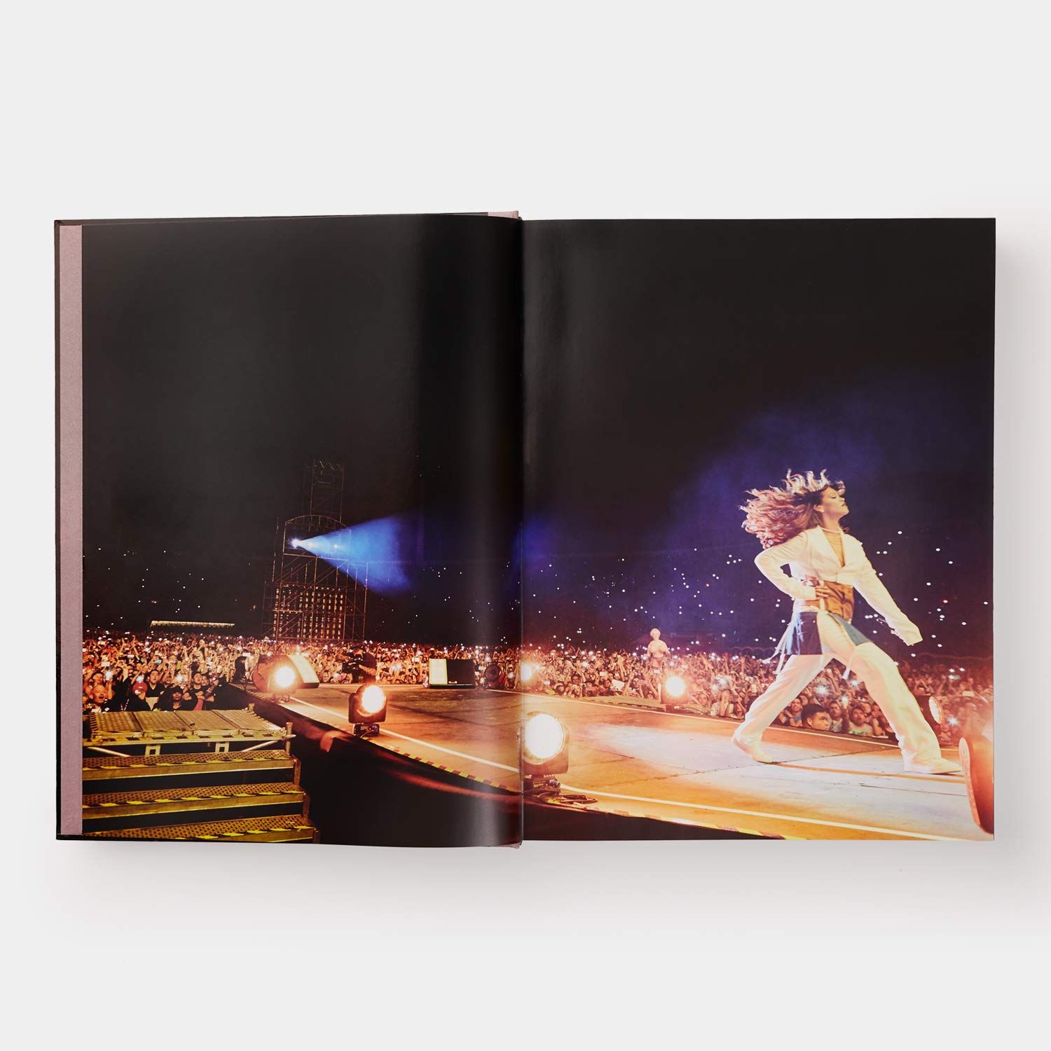 Rihanna_Rihanna_9781838660109_Phaidon