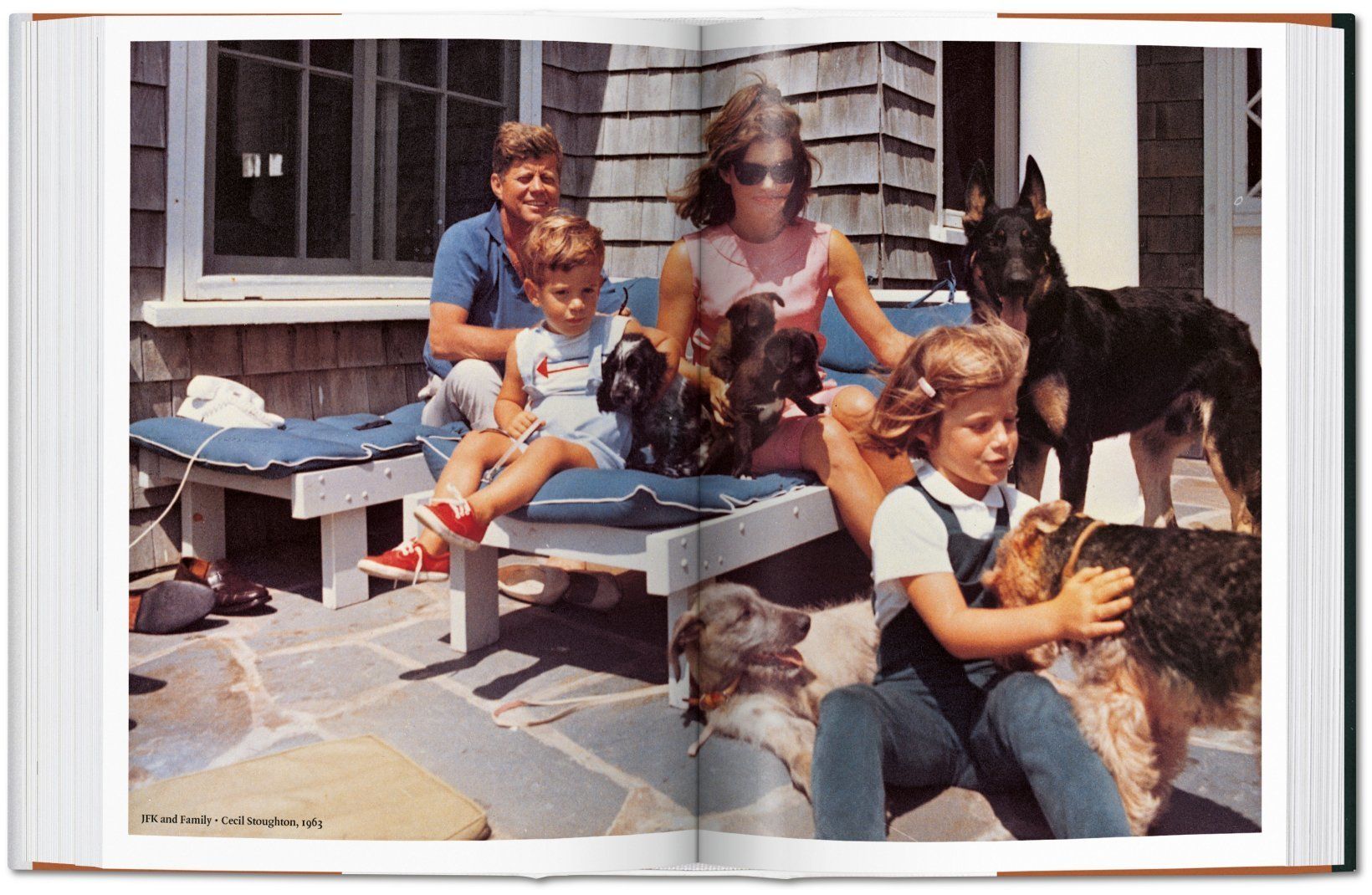 The Dog in Photography 1839-Today_Raymond Merritt_9783836567473_Taschen