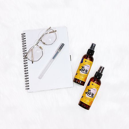 Combo Xịt kháng khuẩn LIVE 100ml + Son dưỡng không màu BareSoul Best Kisser Lip Balm & Mask hộp 10g