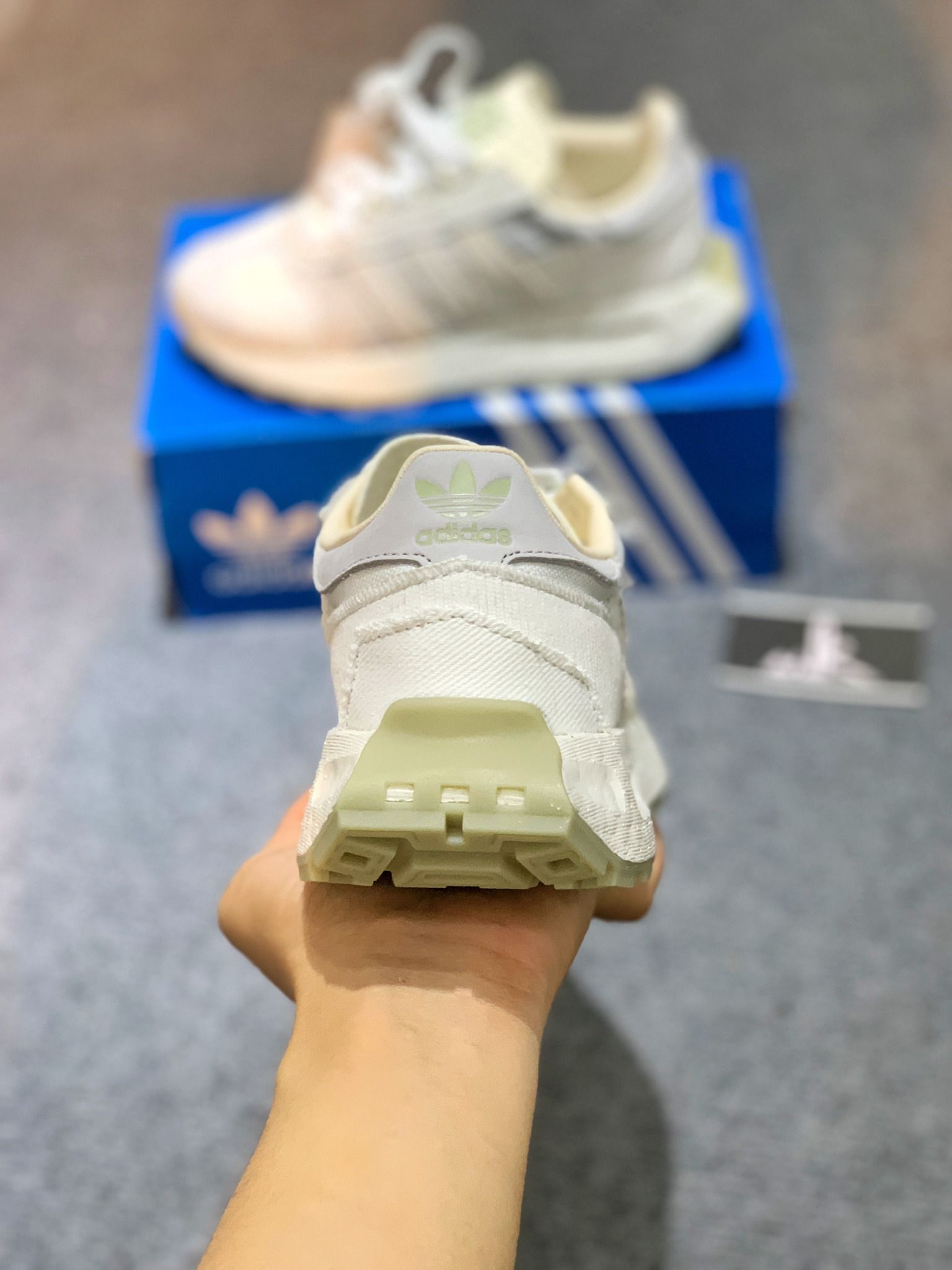GW6186 Retropy E5 Off White Light Grey