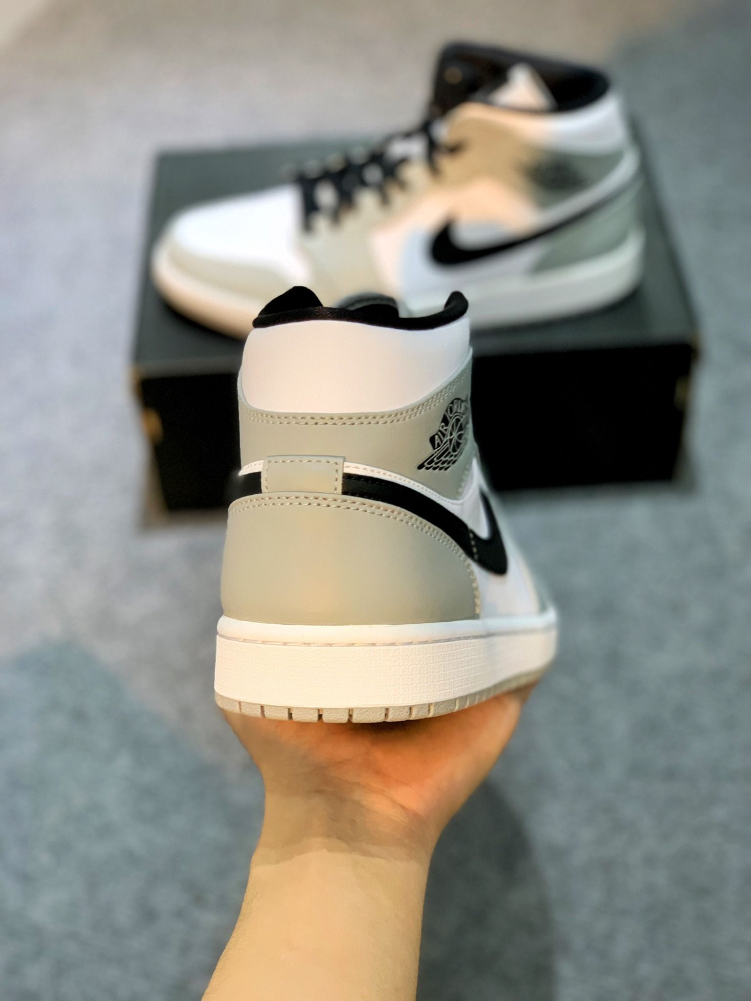  554724-092 Nike Air Jordan 1 Mid Smoke Grey 