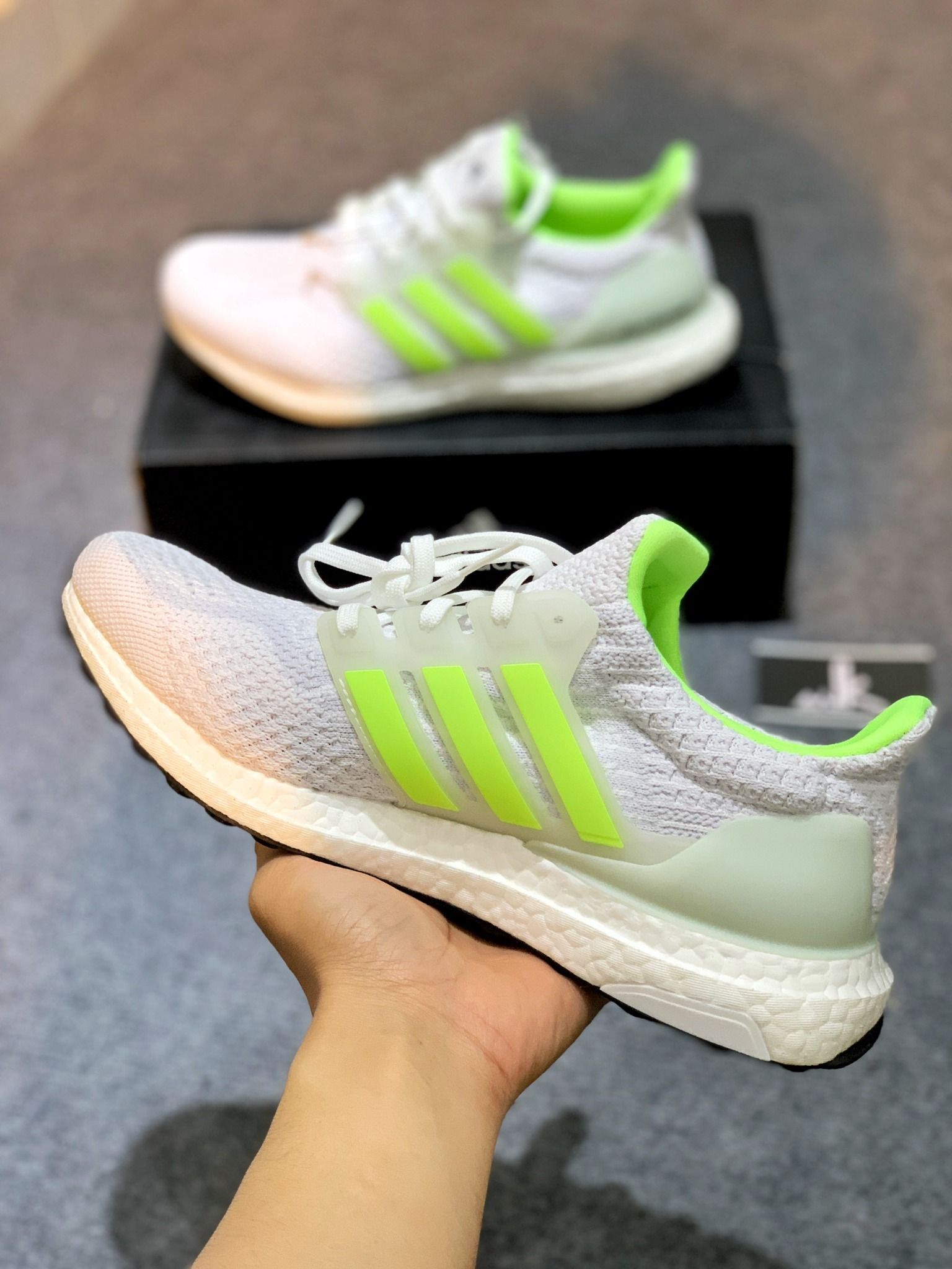  G58753 Ultraboost 5.0 DNA Cloud White Signal Green 