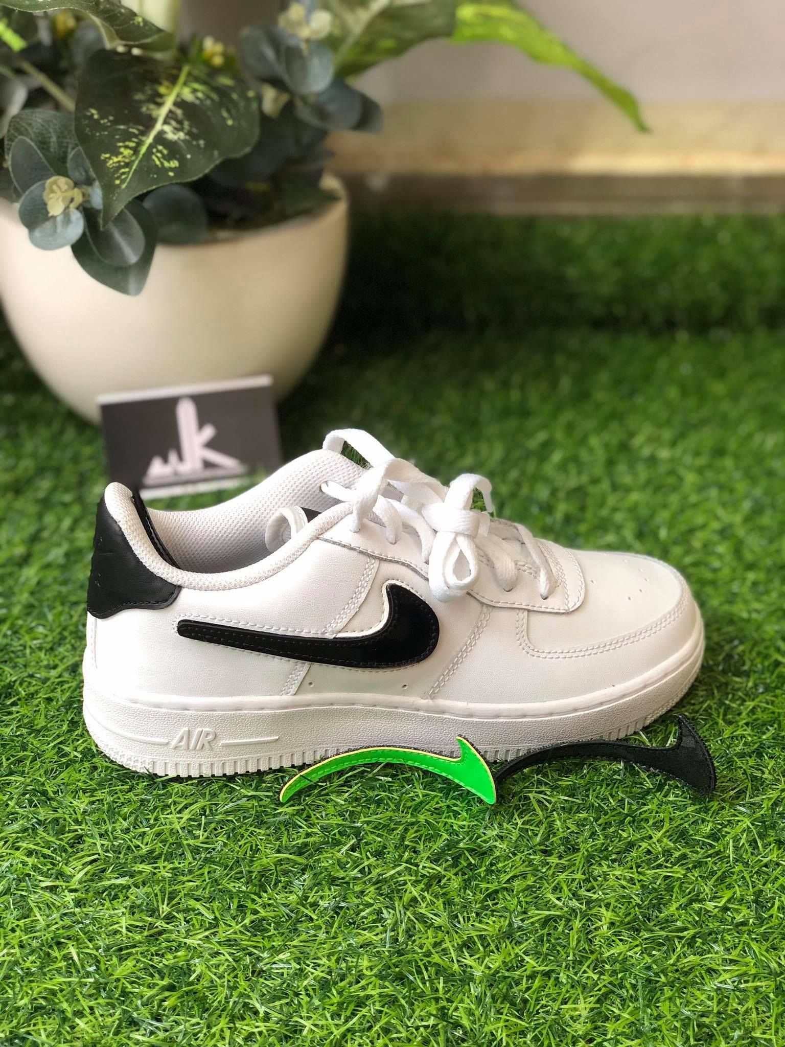  AR7446-100 Air Force 1 Change Swoosh 