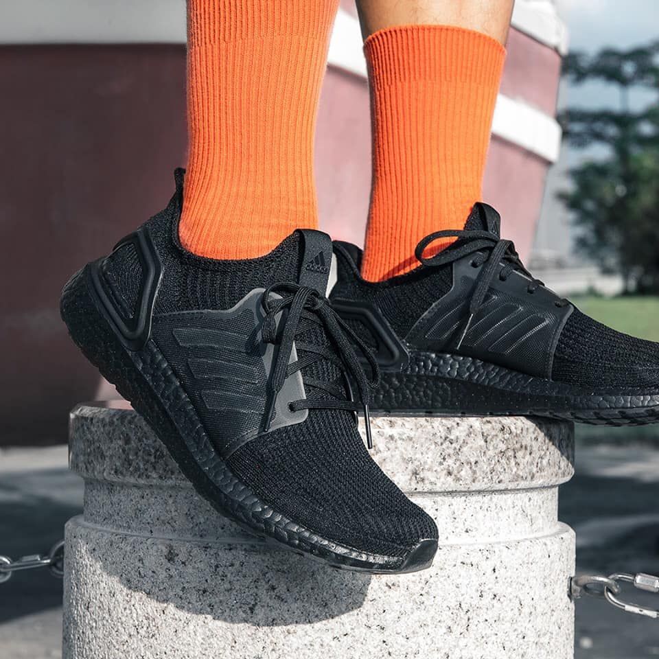 G27508 UltraBoost 19 Triple Black