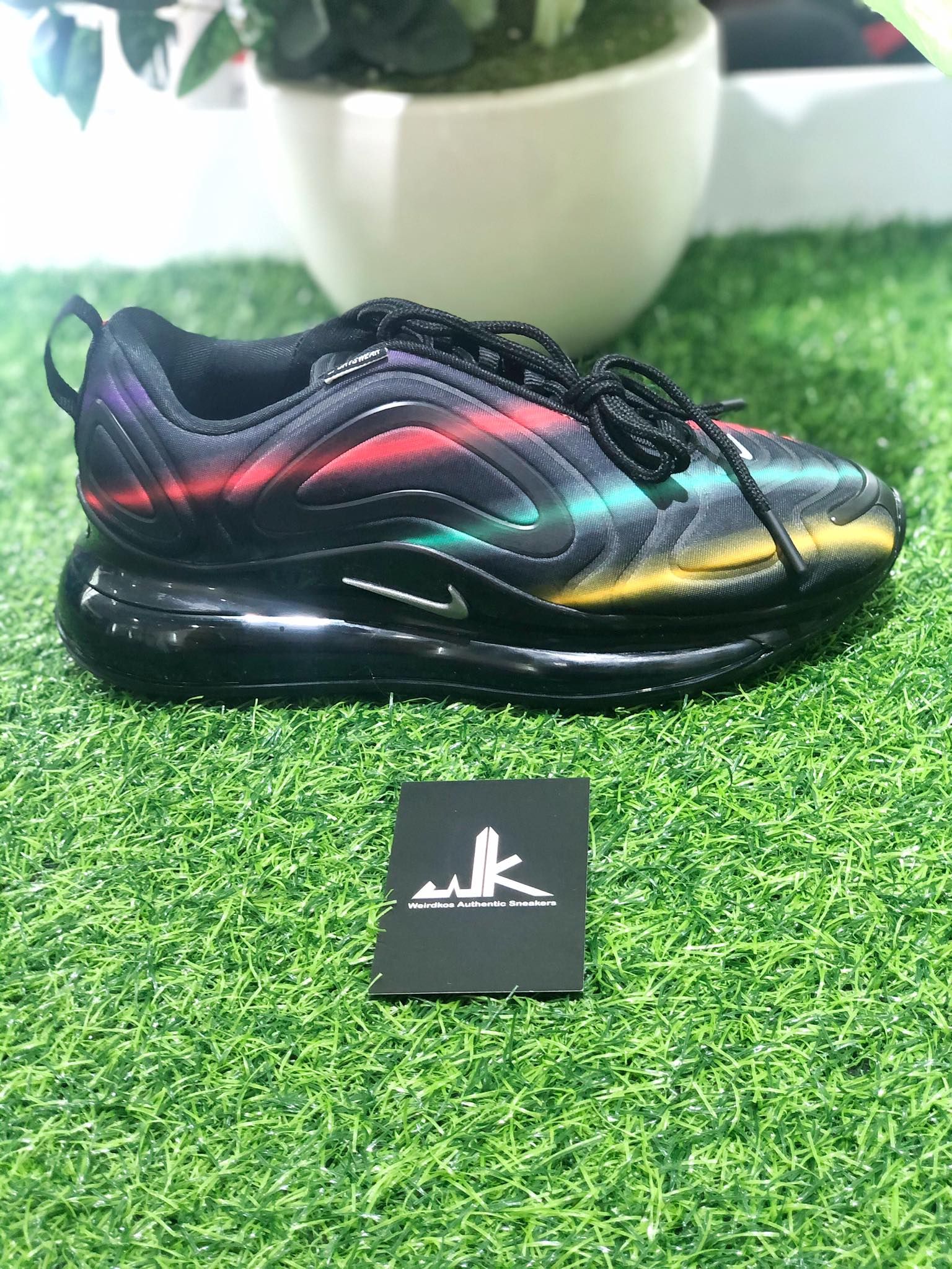 AR9293-023 Airmax 720 All Black neon