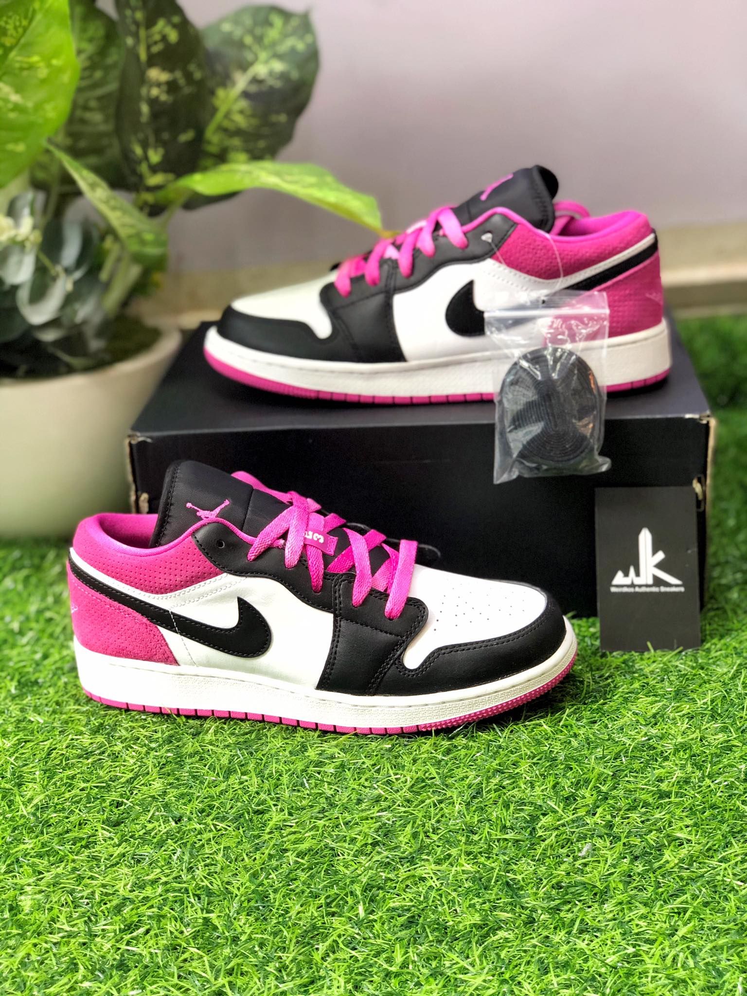  CK3022-005 Jordan 1 Low Black Active Fuchsia 