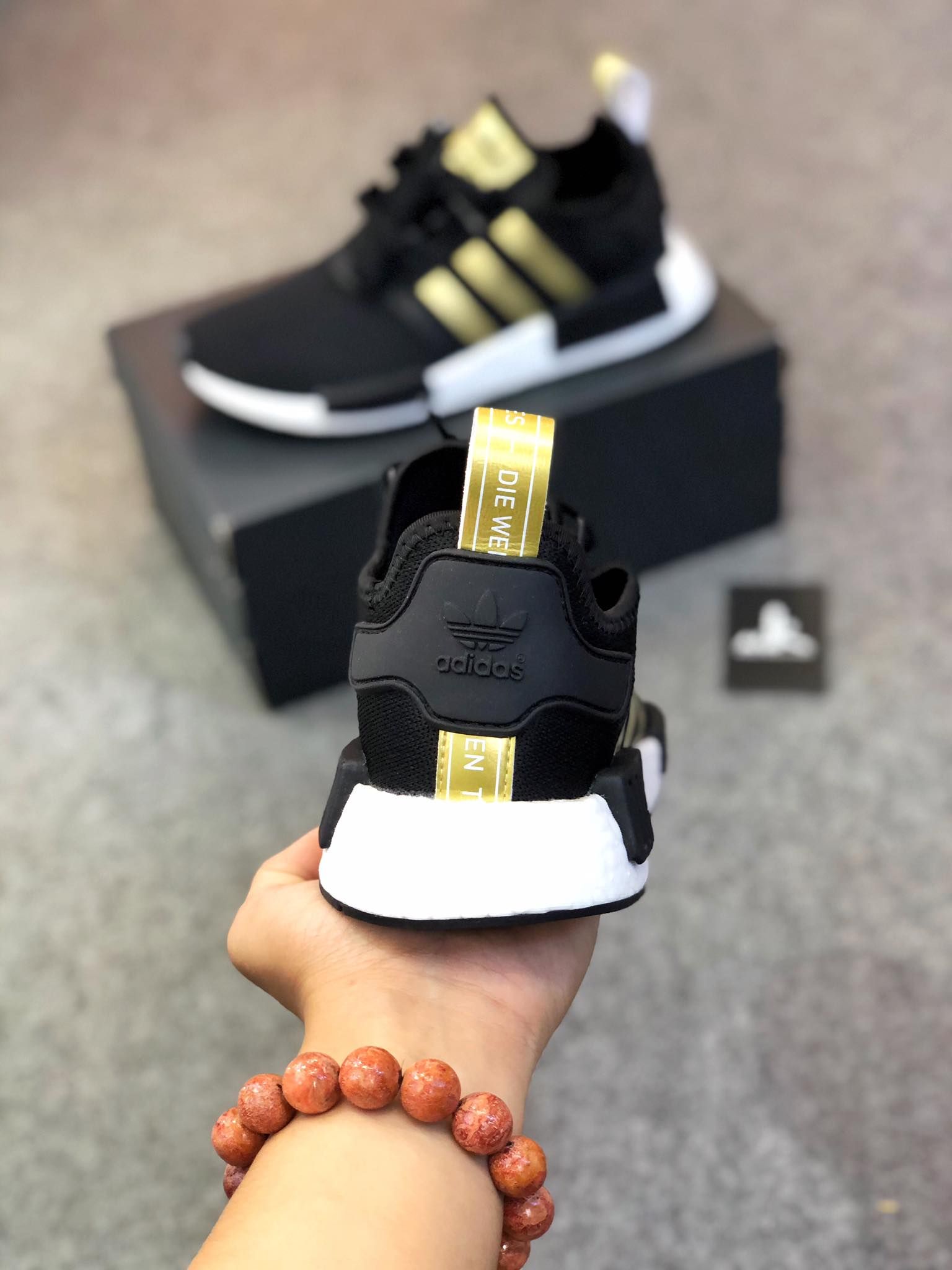 FX8833 NMD R1 Đen Sọc Vàng