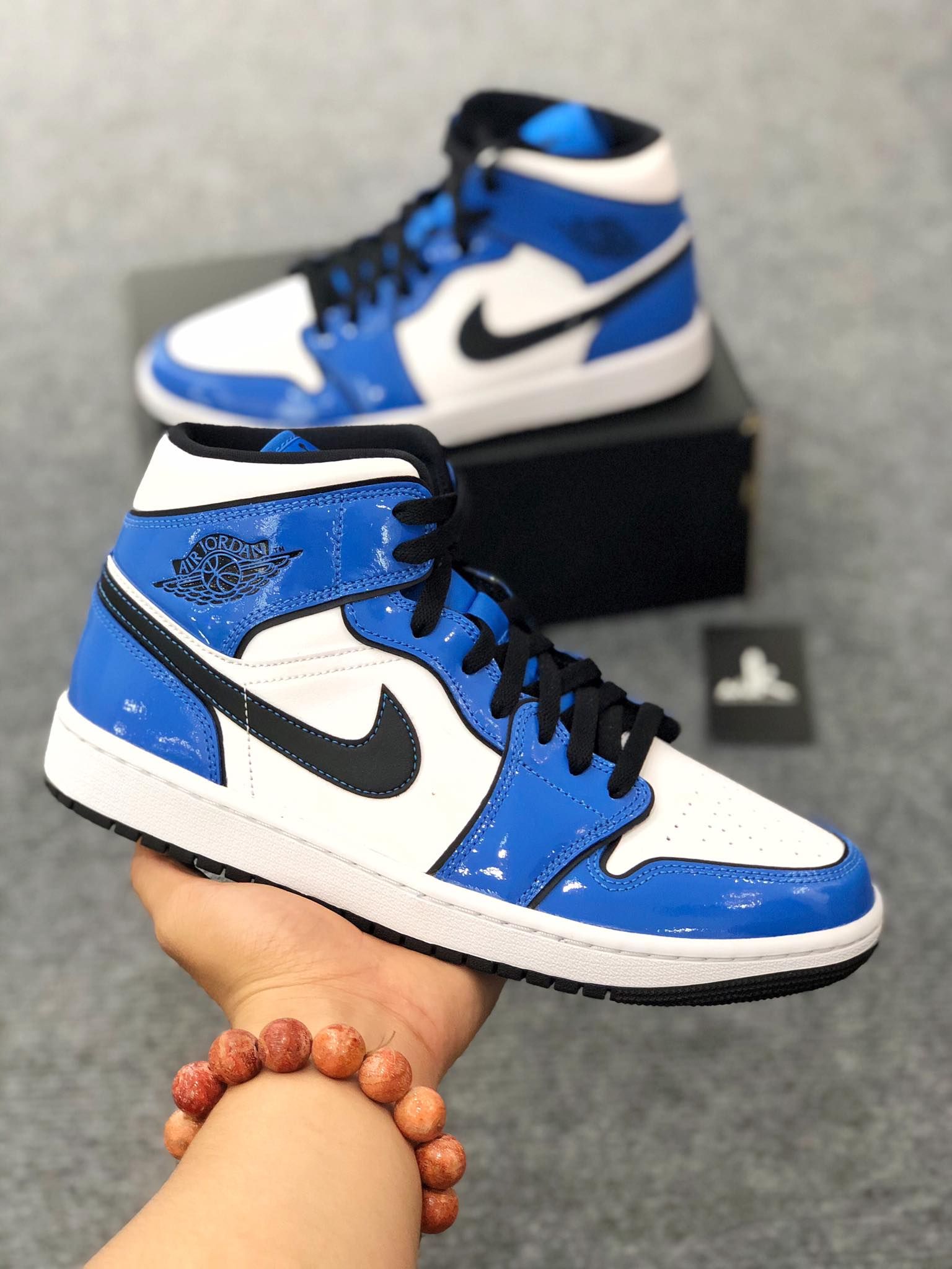  DD6834-402 Jordan 1 Mid Signal Blue 