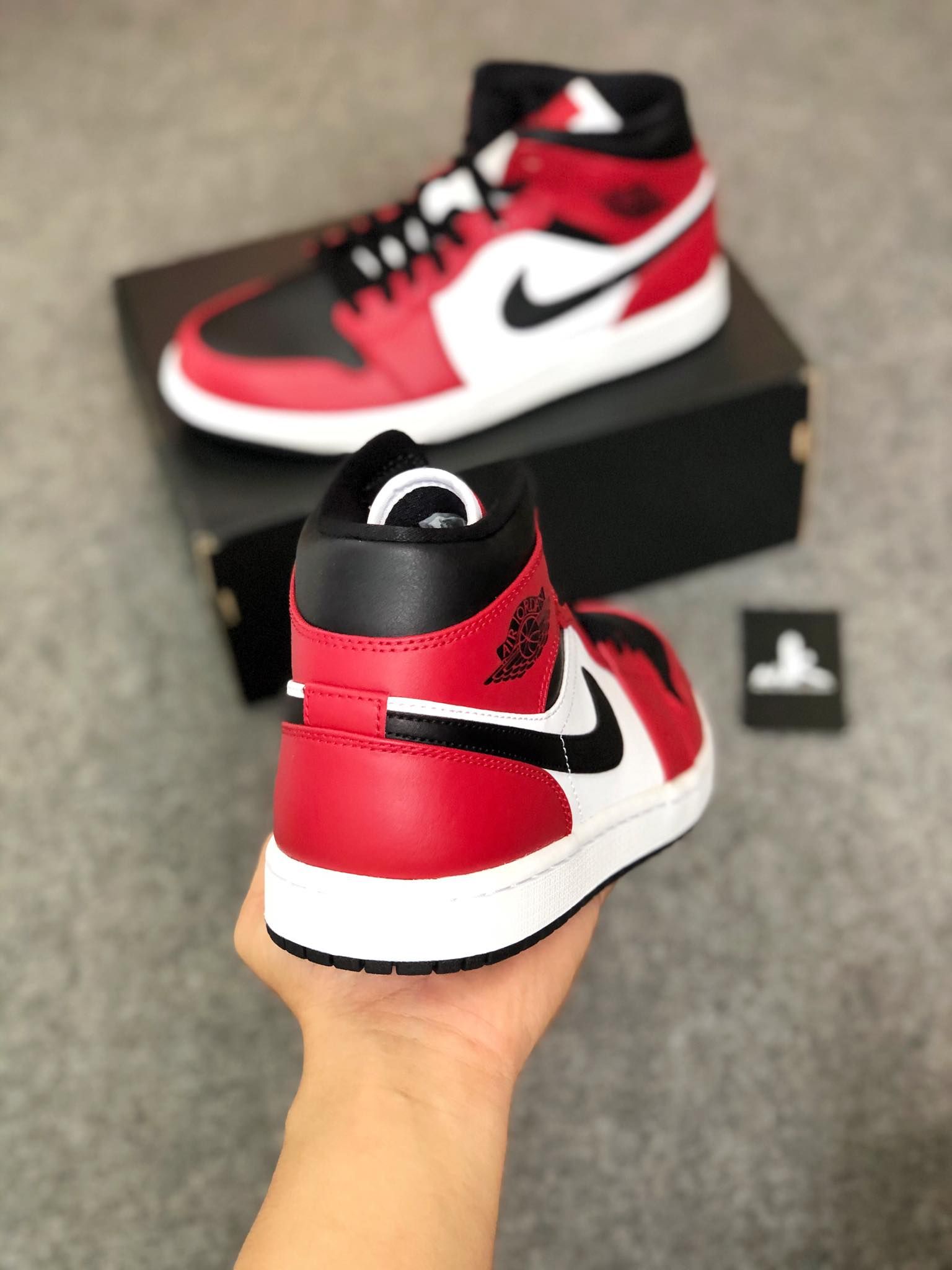 554724-069 Jordan 1 Mid Chicago