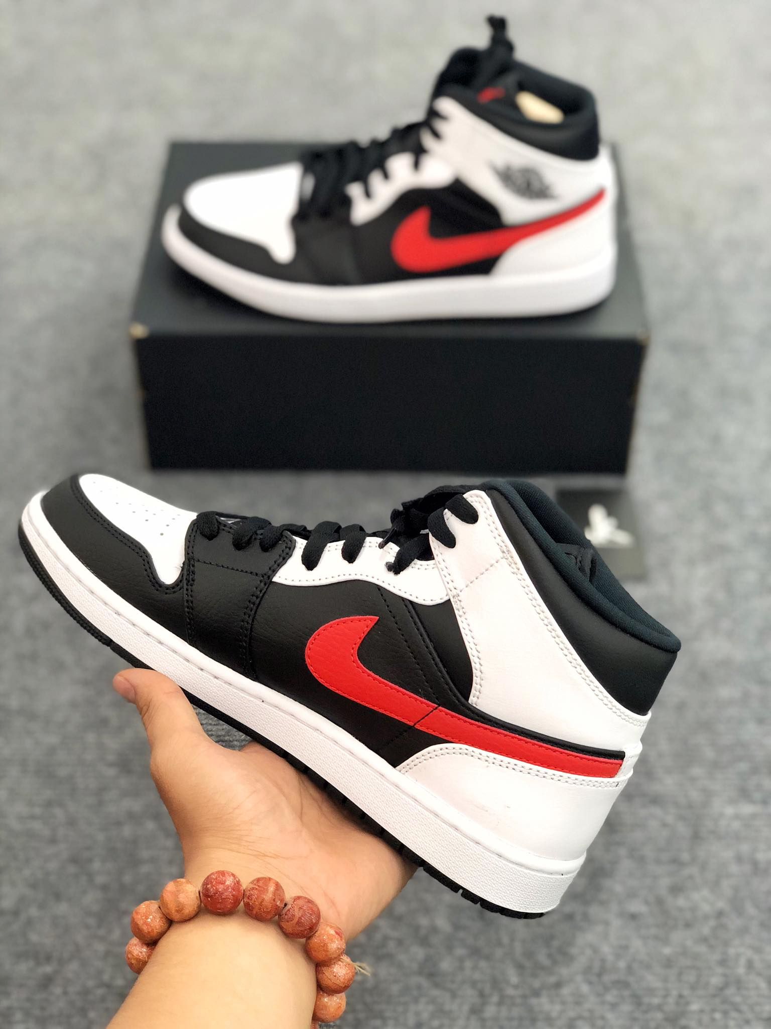 554724-075 Jordan 1 Mid Chile Red