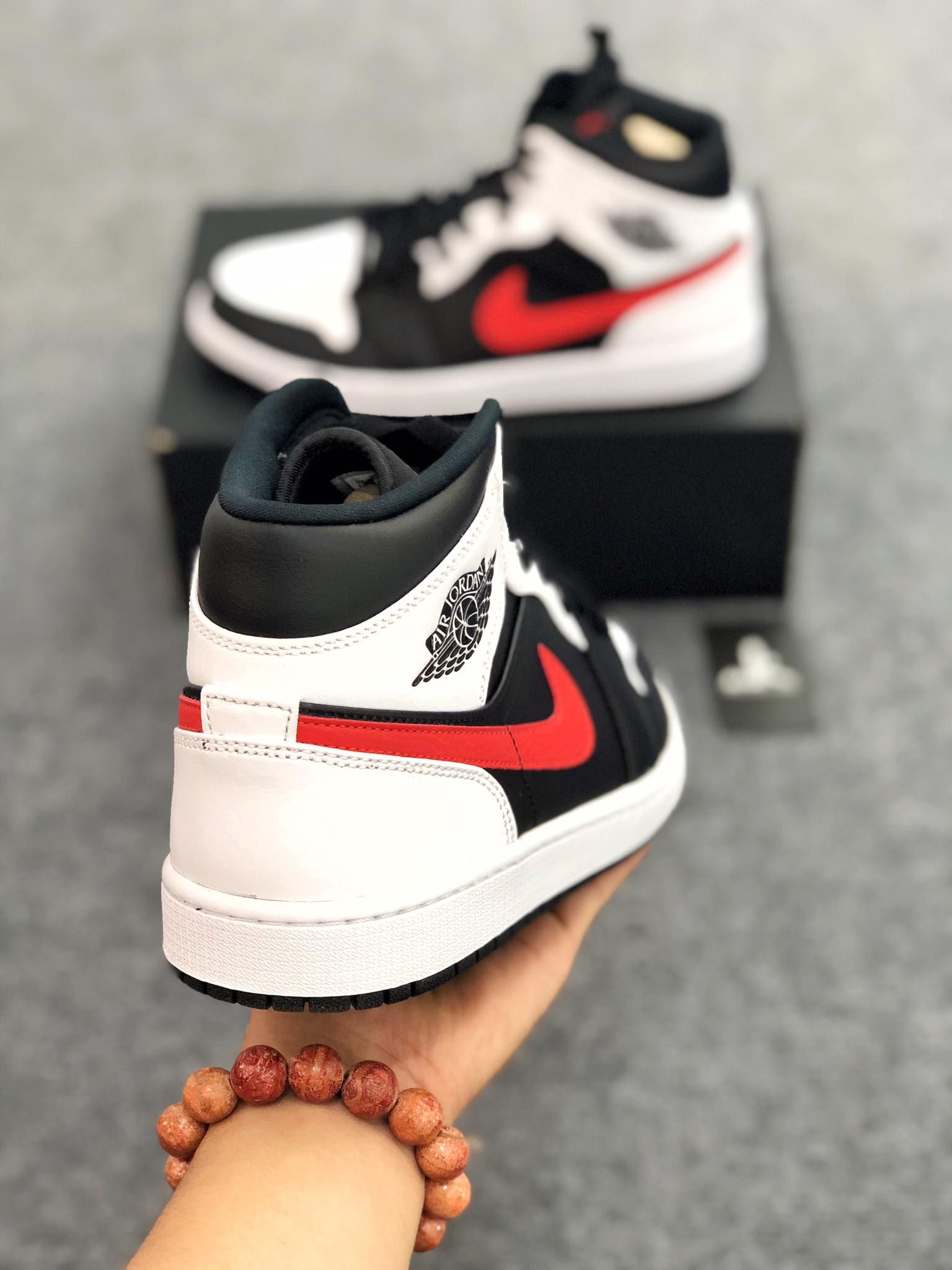 554724-075 Jordan 1 Mid Chile Red