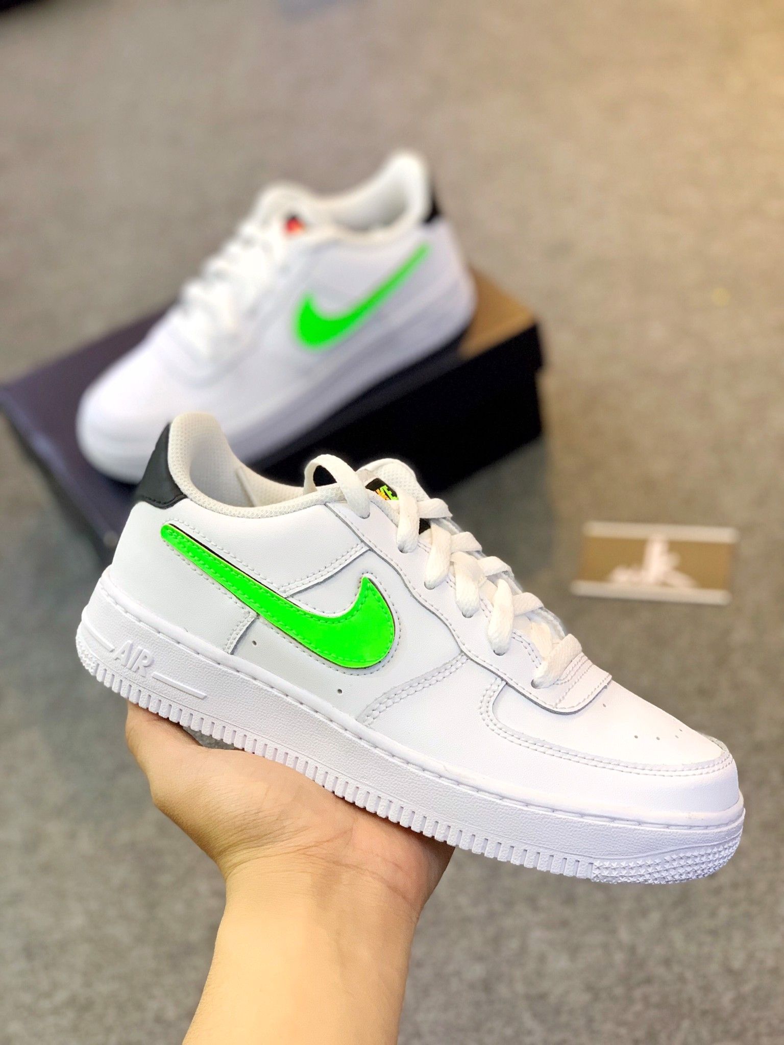  AR7446-100 Air Force 1 Change Swoosh 