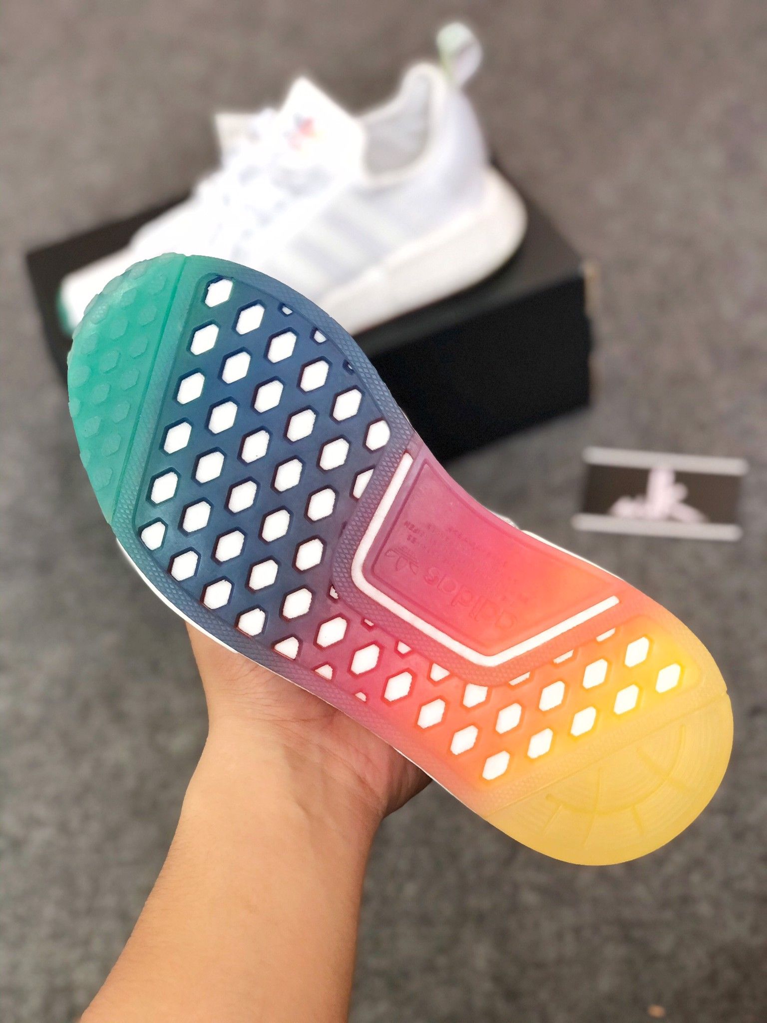  EH0755 - NMD R1 RAINBOW 