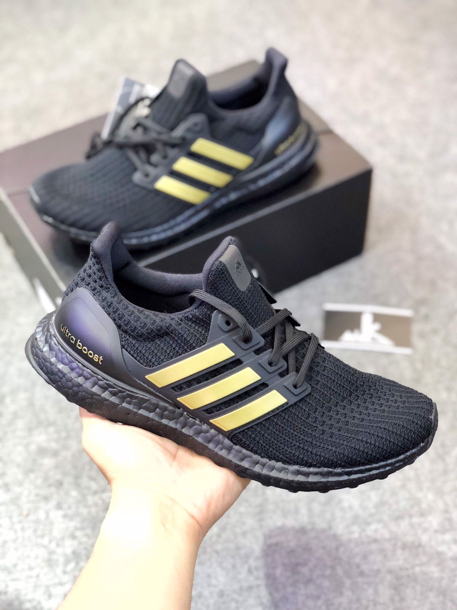 FU7437- Ultraboost 4.0 DNA Black Gold