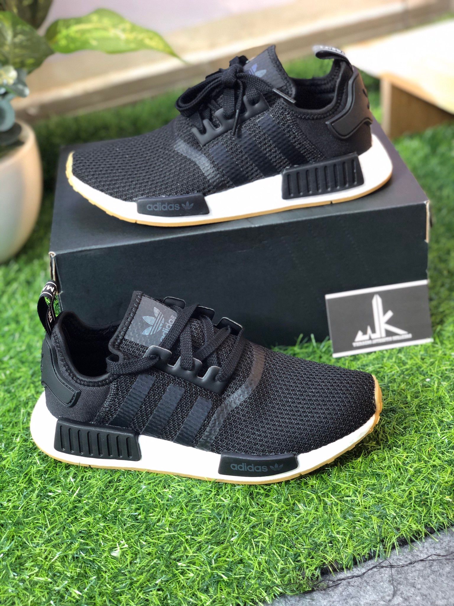B42200 - NMD R1 Black Gum