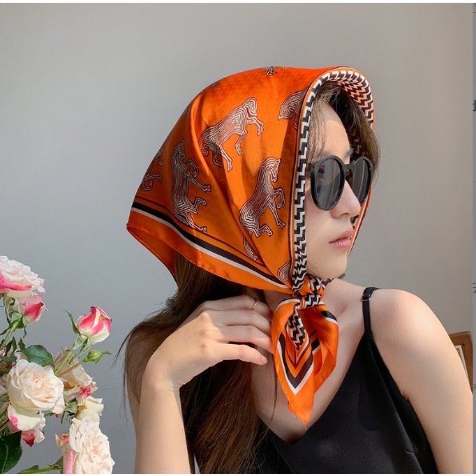 Khăn lụa vuông 70 x 70cm hình ngựa phối họa tiết đen trắng