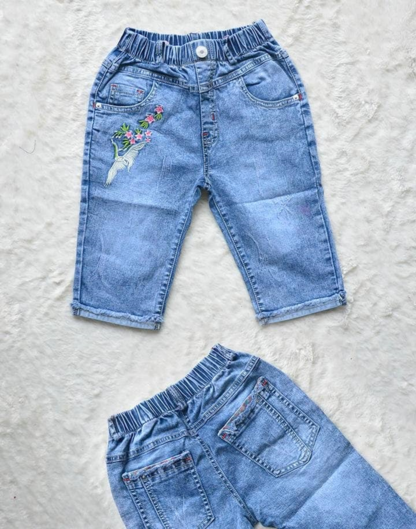 Quần jean lửng thêu hoa bé gái