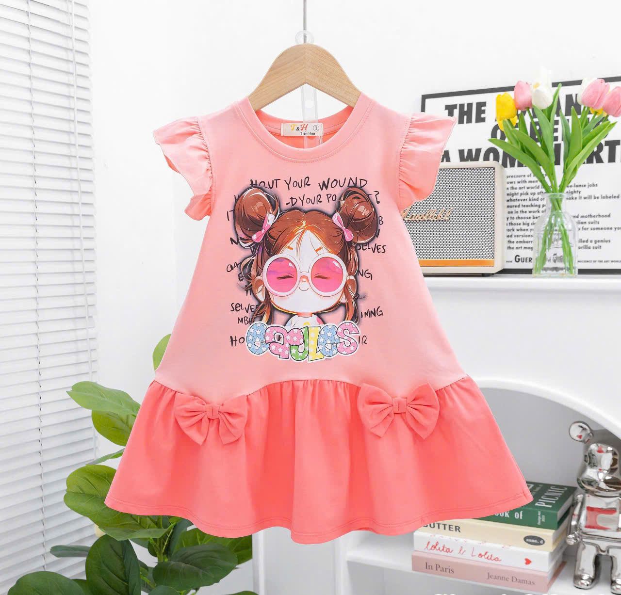 D37 _ Đầm thun bé gái đuôi cá họa tiết cô gái đeo mắt kính dễ thương _ Beekids