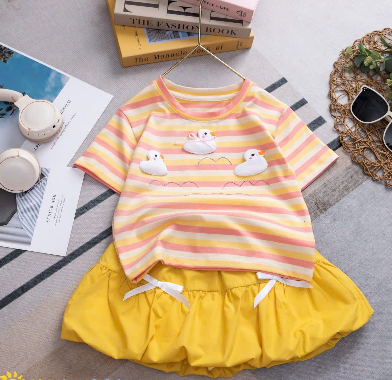 Set váy bí nơ phối áo thun đính vịt gòn xinh xắn S37 _ Beekids