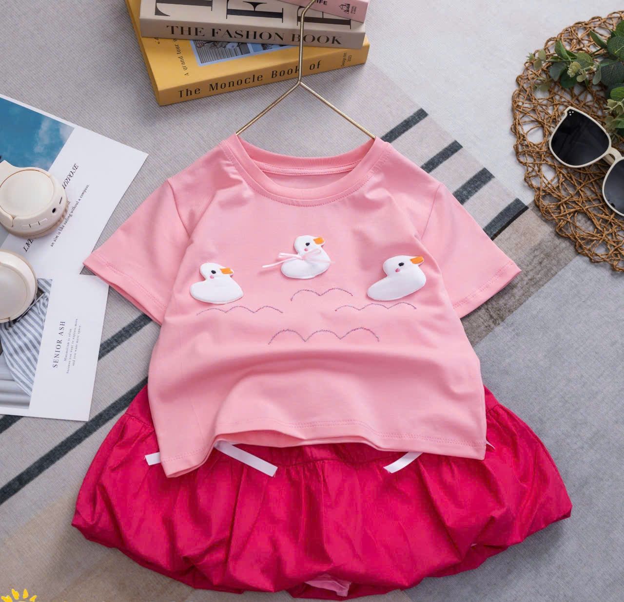 Set váy bí nơ phối áo thun đính vịt gòn xinh xắn S37 _ Beekids