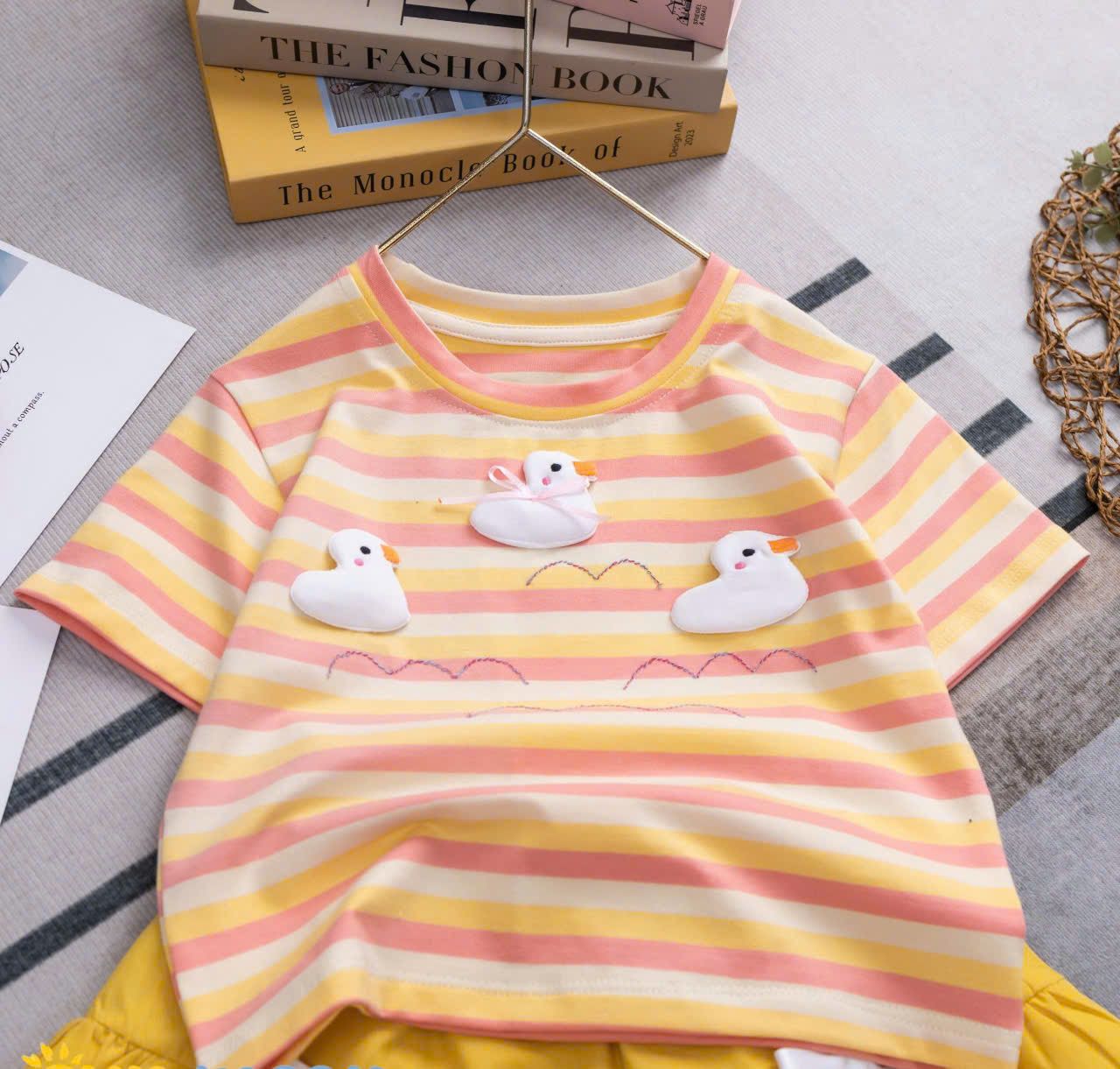 Set váy bí nơ phối áo thun đính vịt gòn xinh xắn S37 _ Beekids