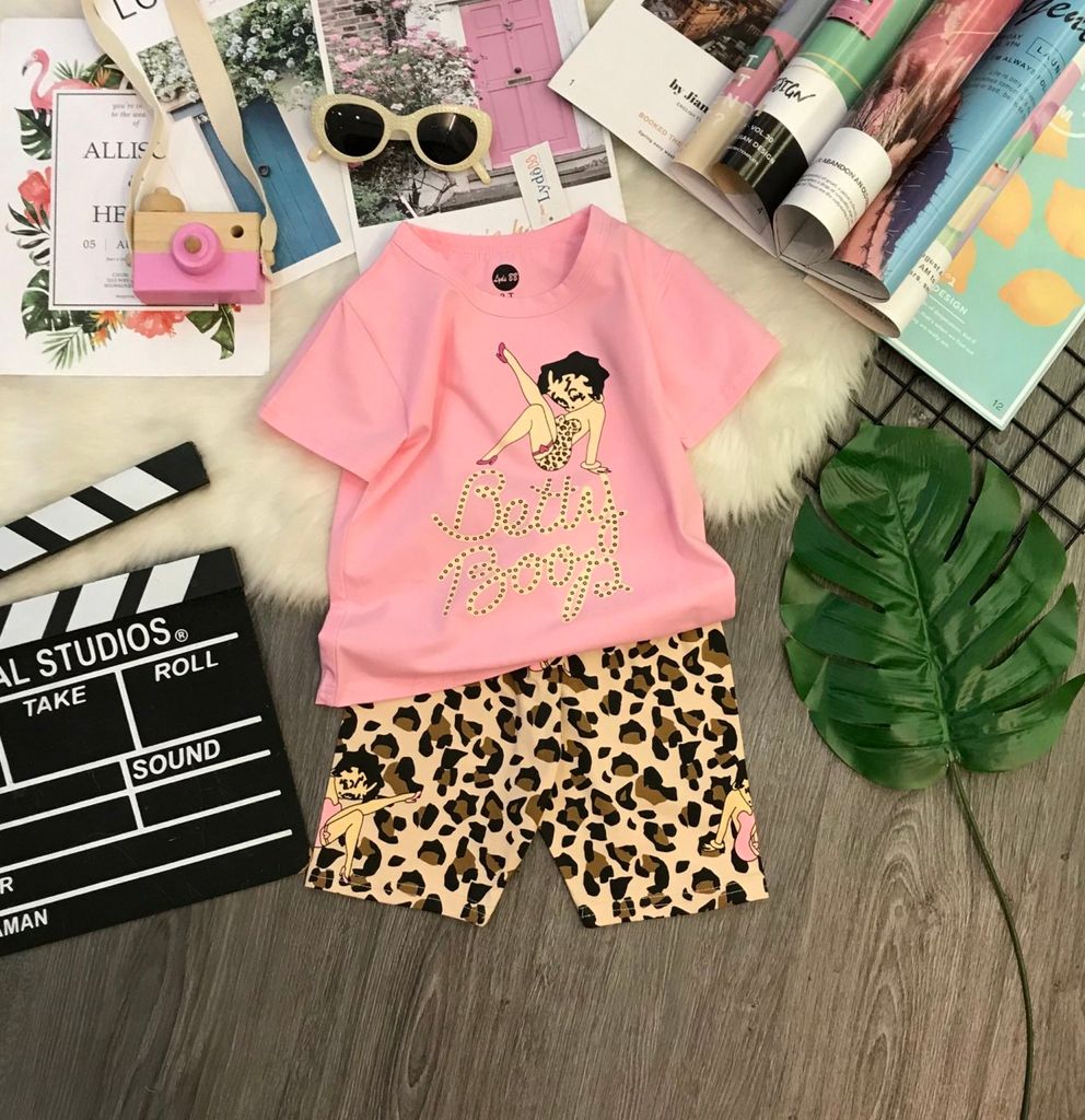 Bộ thun áo hồng quần beo