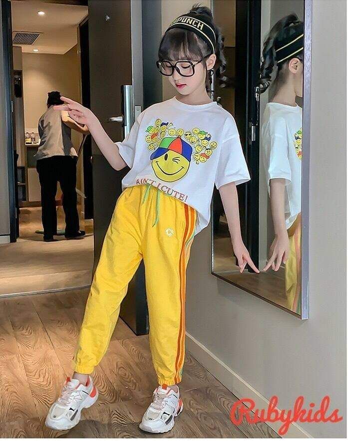 Set thể thao quần sọc bé gái