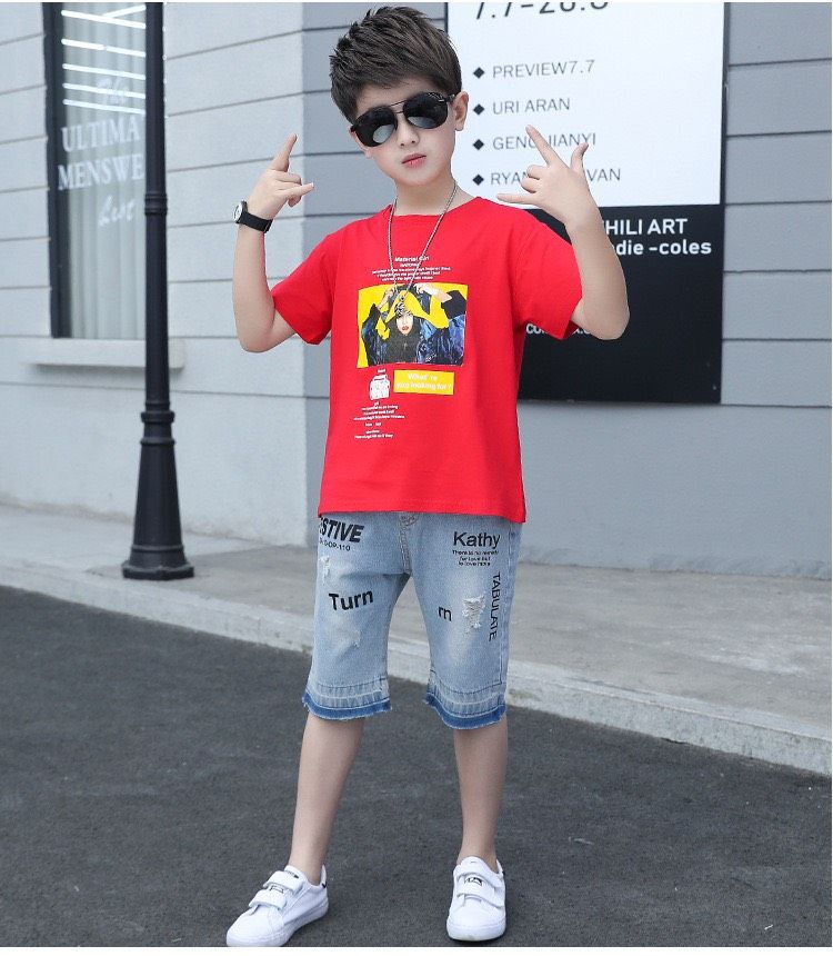 Set jean lửng áo thun đỏ in hình