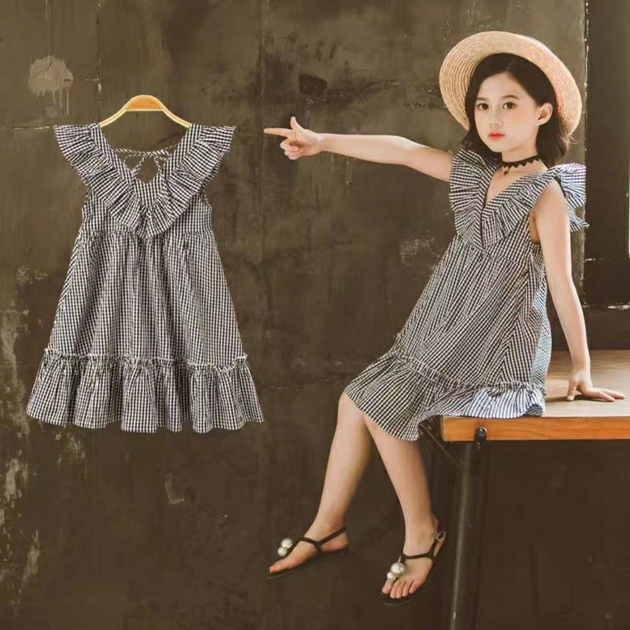 Đầm sọc caro viền bèo bé gái