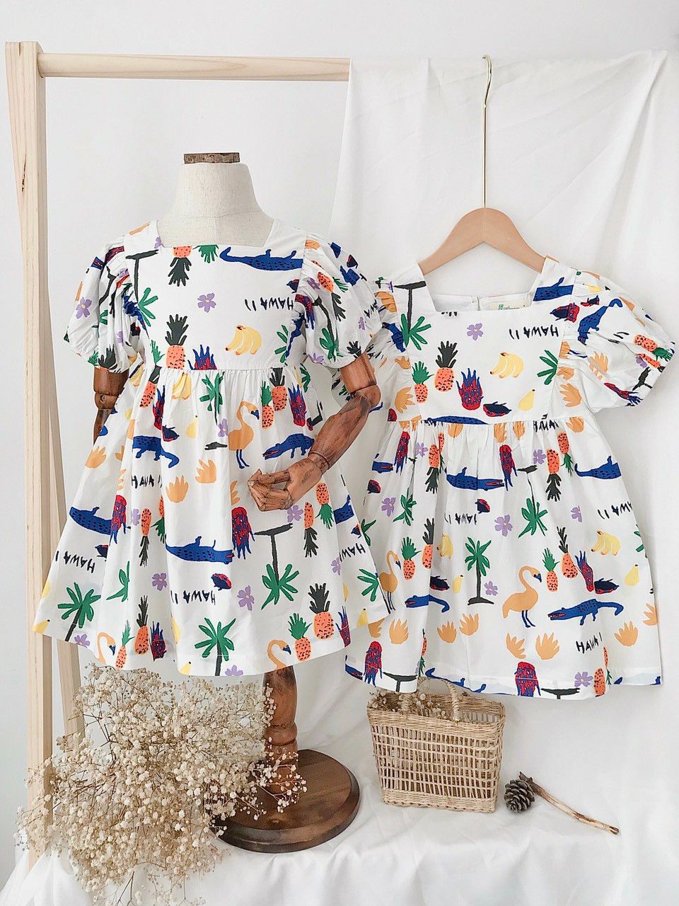 Đầm Babydoll trắng họa tiết bé gái