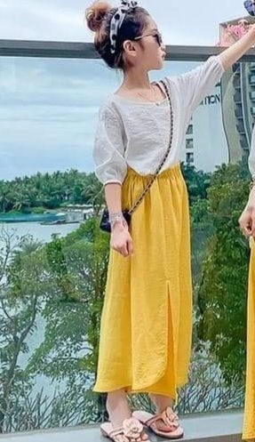 Bộ áo sơ mi quần ống rộng xẻ tà bé gái