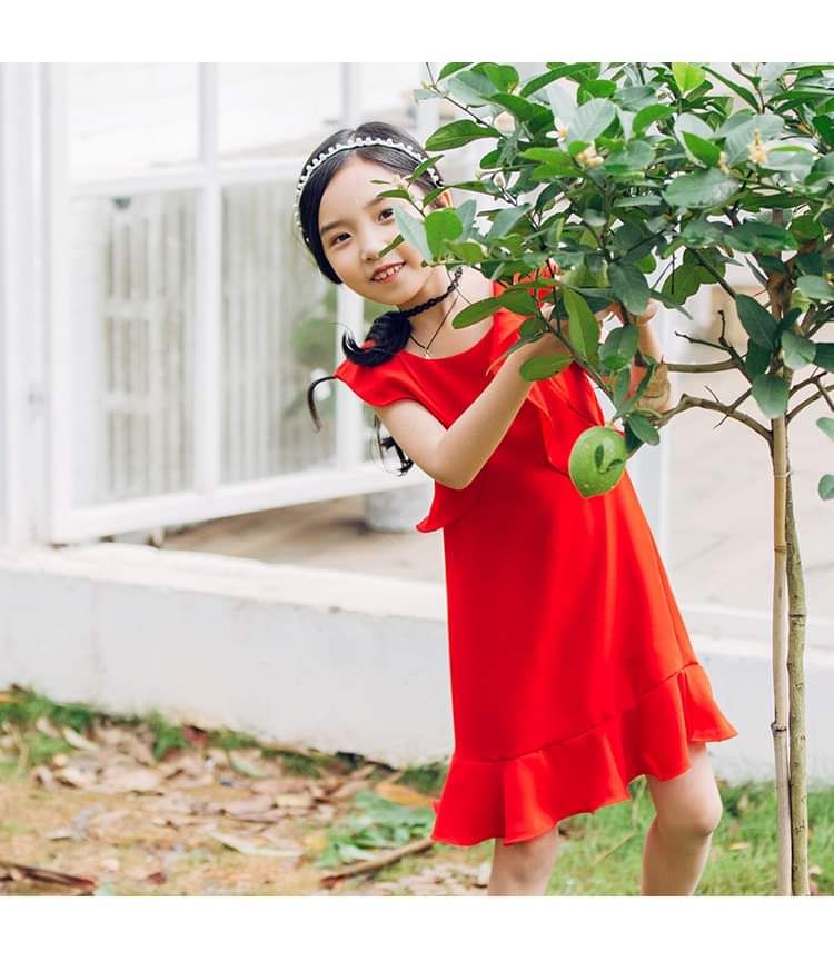 Đầm lụa đỏ cột nơ lưng bé gái