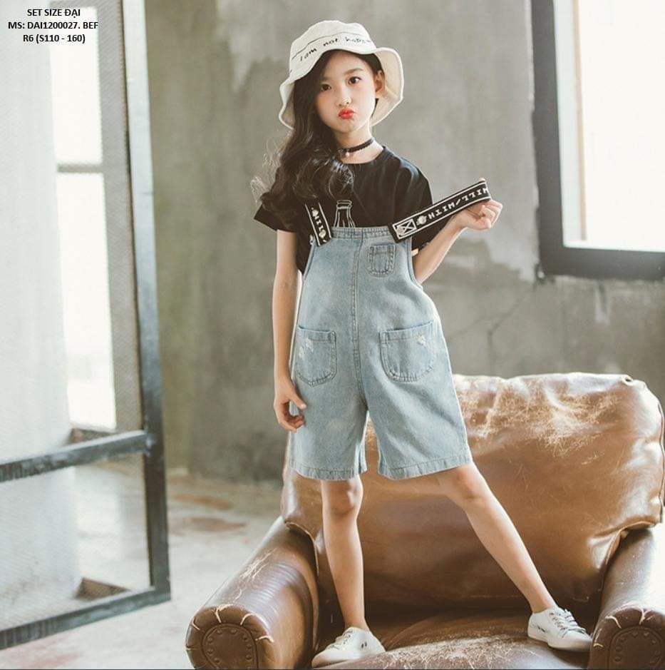 Set yếm jean short áo đen bé gái