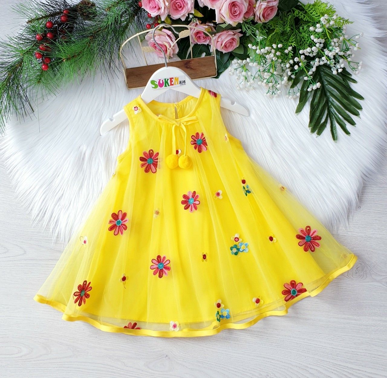 Đầm xòe thêu hoa cúc bé gái