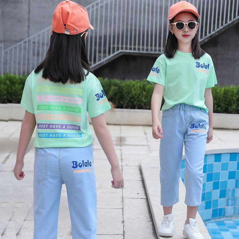 Set jean lửng áo chữ bé gái