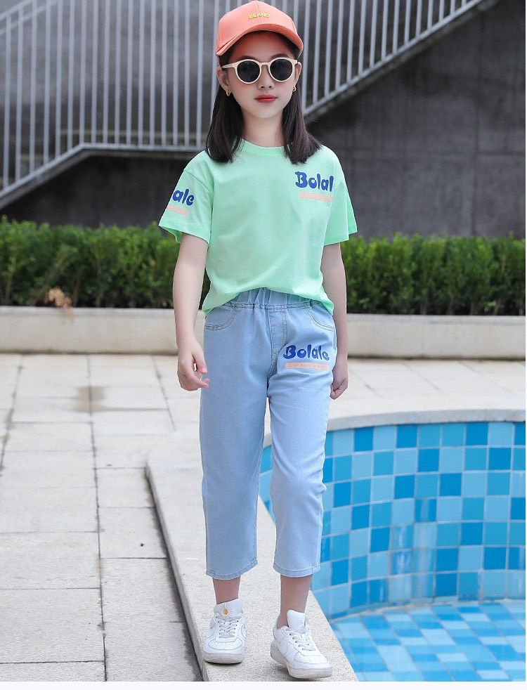 Set jean lửng áo chữ bé gái