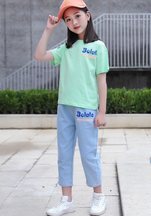 Set jean lửng áo chữ bé gái